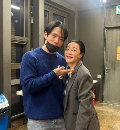 김정현, 딱딱 NO 미담 터졌다…母였던 김혜은 보러 한걸음에