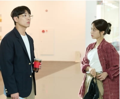 이준, '핱시' 배윤경과 ♥핑크빛…소개팅 계기로 가치관 달랐지만 뜻밖의 케미스트리 ('러브트랙')