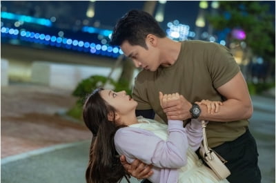 안보현♥이주빈, 비주얼 커플 탄생했다…실제로 1살 차이 난다더니 완벽한 얼굴합 자랑 ('스프링')