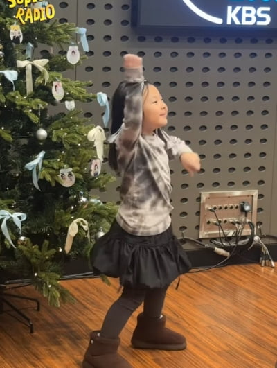 하하♥별 딸, 연예인 자질 드러냈다…"스타 DNA 느껴" 라디오 관계자가 직접 언급