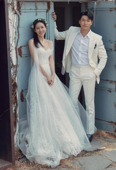 손예진, 바깥일 하는 ♥현빈 위해서라면…다 쉬는 공휴일에 열일 올렸다