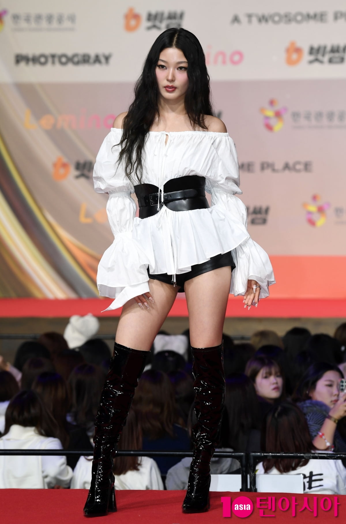 캣츠아이 윤채, 깔금한 블랙&화이트[TEN포토]