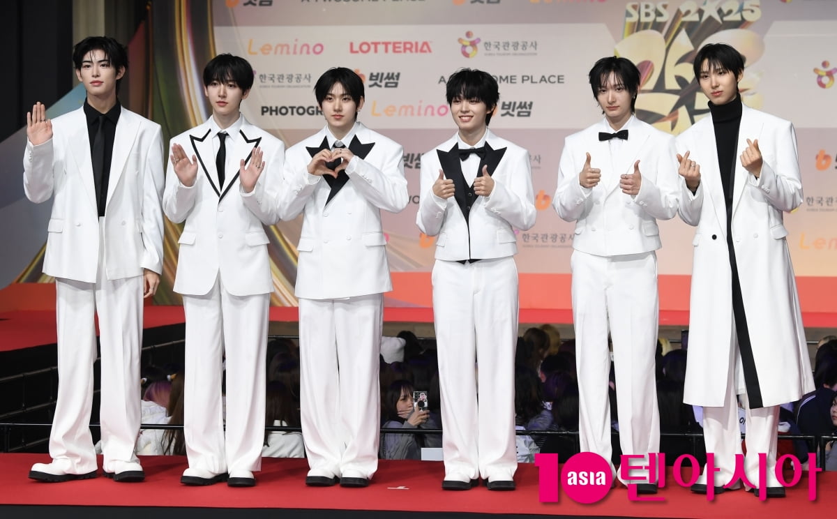 킥플립, 화이트 왕자님들[TEN포토]