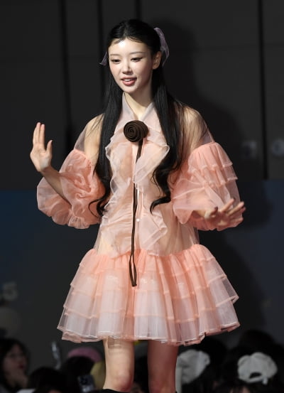 アイルリットのモカ、2025 SBS 歌謡大典レッドカーペットに登場