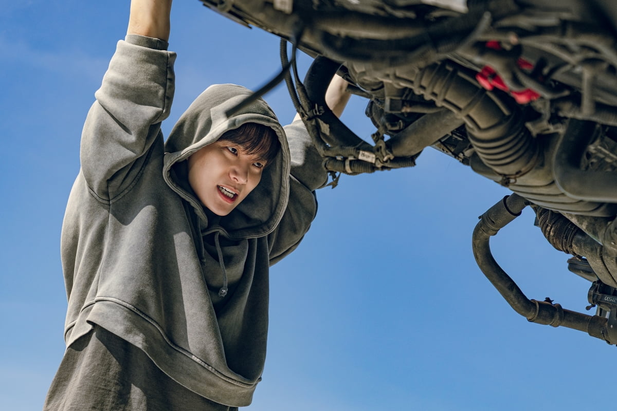 이준호, ♥여친 눈치 봐야 하는 상황 '왜?'…'돈 vs 구원' 사이 갈등 중('캐셔로')