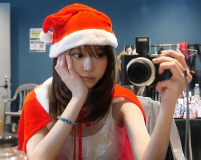 '정국과 열애설' 윈터, 크리스마스에도 웃음기 실종…뒤집어진 '눈·코·입' 눈길