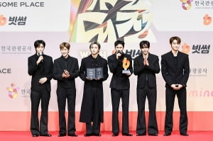 라이즈, ‘2025 SBS 가요대전 with 빗썸’ 스페셜 투표 1위…‘빗썸 블랙 프리미엄’ 베네핏 주인공 됐다