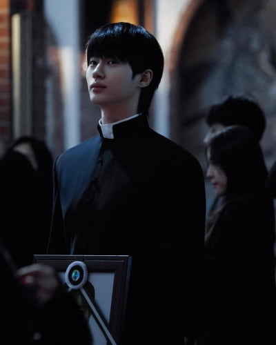 '100억 몸값' 변우석, 대한민국 최고 여아이돌들과 함께 하더니…비주얼 리즈 갱신