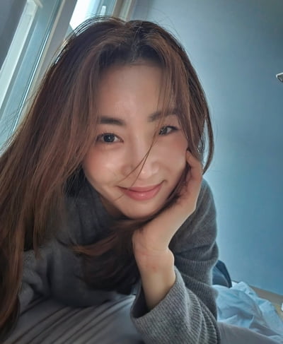 '한의사♥' 강소라, 초접근 셀카에서 굴욕 없는 미모…도자기 피부에 감탄만
