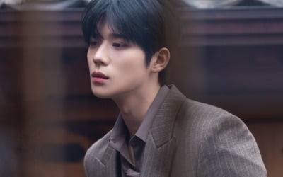 191cm 문짝남이라더니 얼굴도 비현실적이네…'박서준 소속사' 문상민, 연하남의 정석