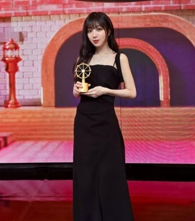 [전문] '40억 갈취 폭로' 쯔양, 트로피 거머쥐더니 "말 실수 없었을지 불안하고 걱정"