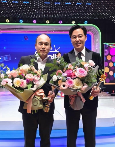 이서진, 데뷔 첫 SBS 연예대상서 최우수상