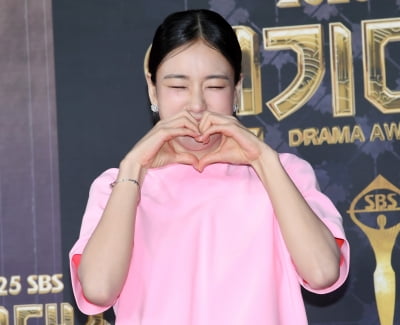 핑크 하트 먹는 안은진[TEN포토]