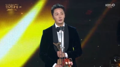 정일우, 故이순재 언급하며 결국 눈물 쏟았다…"데뷔 때 가르침 잊지 않을 것" [KBS 연기대상]