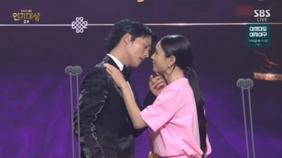 '베커상' 장기용♥안은진, 돌발 키스 퍼포먼스했다…"사랑스러운 눈빛으로 봐줘" [SBS연기대상]
