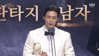 올해 출연작만 5개라더니…'40대 차은우' 김지훈 "손에 꼽을 만큼 힘들어" [SBS연기대상]