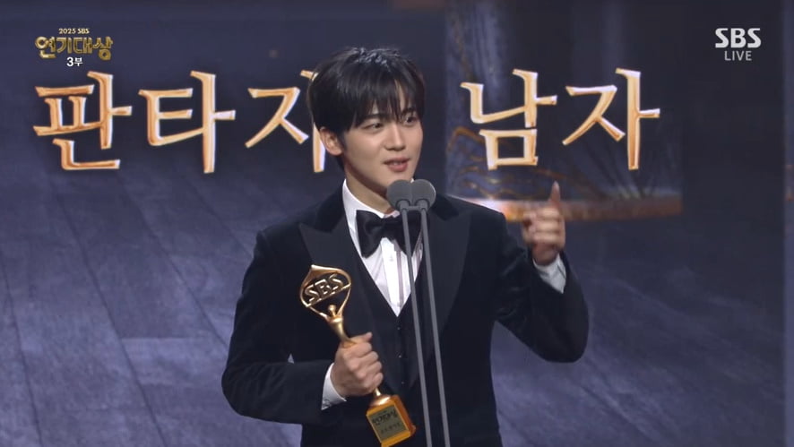 올해 출연작만 5개라더니…'40대 차은우' 김지훈 "손에 꼽을 만큼 힘들어" [SBS연기대상]