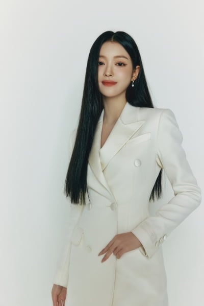 "소속사 직원들 밥줄 끊기면 안 돼"…오마이걸 유아, 10년 넘게 멤버들과 지켜온 약속 [인터뷰]