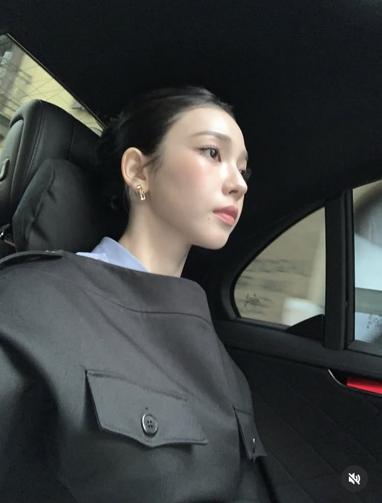 카리나, 아래서도 이중턱 부각이 0…명품 P사로 칭칭