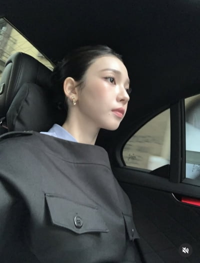 카리나, 아래서도 이중턱 부각이 0…명품 P사로 칭칭