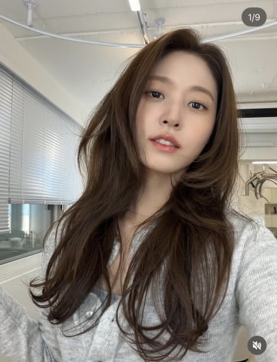 설현, 쿨톤 0%라는 건 이런 것…온통 브라운 웜톤의 정석