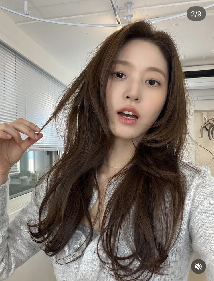 설현, 쿨톤 0%라는 건 이런 것…온통 브라운 웜톤의 정석