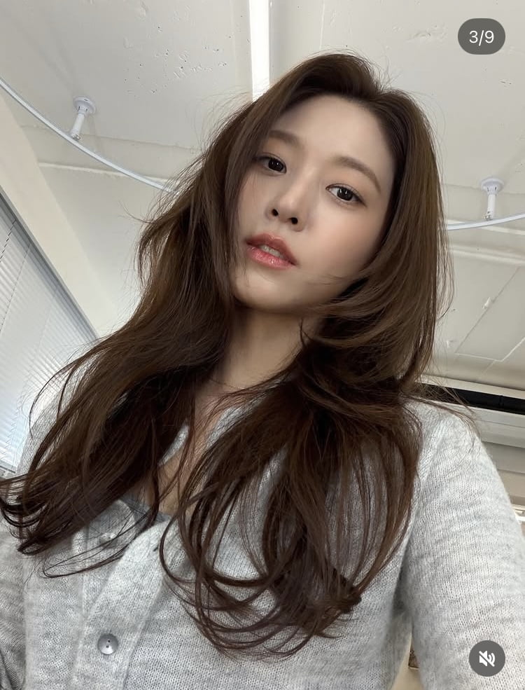 설현, 쿨톤 0%라는 건 이런 것…온통 브라운 웜톤의 정석