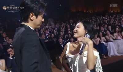 화사,BTS도 넘어섰다…음원 차트 1등만 656번째