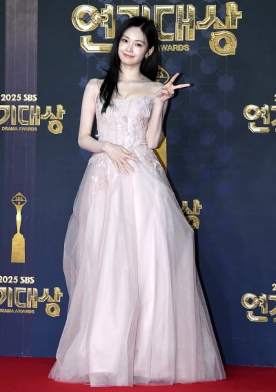 ウ・ダビ、2025 SBS演技大賞に華麗に登場