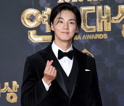 俳優ユン・シユン、2025 SBS演技大賞に出席