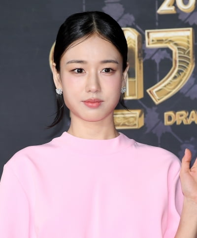 俳優アン・ウンジン、2025 SBS演技大賞に出席