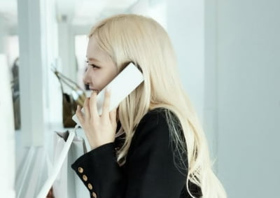 블랙핑크 로제, 연말에 어디 향했나 했더니…프로필 속 티셔츠까지 내줬다