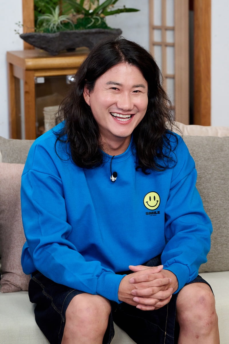 유명 연예인, 깜짝 고백했다…"유명 남자 배우 때문에 장발 해" ('홈즈')