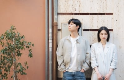 박서준, ♥재벌가 연인과 스페인서 포착…꼭 잡은 두 손, 시선 의식하지 않고 데이트 ('경도를')