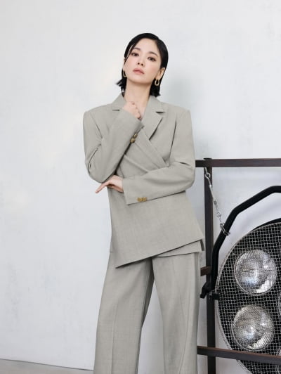 '44세' 송혜교, 숏컷에 수트 입고 '압도적 카리스마'…20대 기죽이는 미친 미모