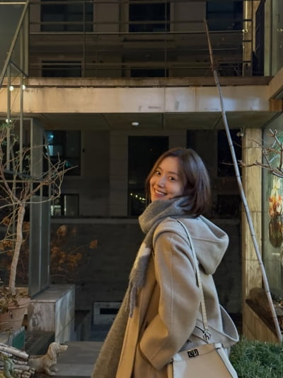 '40세' 앞둔 문채원, 미소만은 20대 못지 않아…겨울 코트 속 상큼 미모
