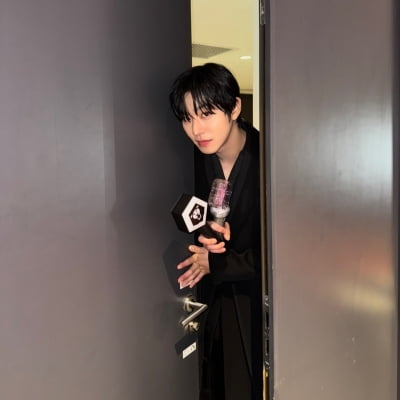 '넷플릭스 역대 1위' 안효섭, 문틈 사이로 스며든 시선…2억 6천만 뷰의 위엄