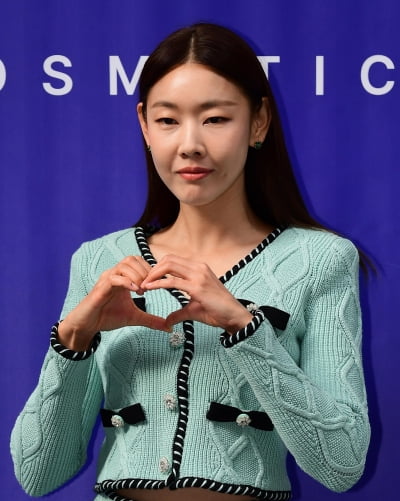 '공개연애 2번' 한혜진, ♥핑크빛 기류에 일가견 있었다…"애교 보여, 데이트 바이브 달라" ('누내여')