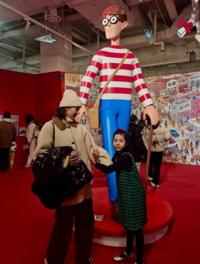 자숙 중인 줄 알았더니…'43억 횡령' 돌싱 여배우, 조윤희 모녀와 '동반 데이트'