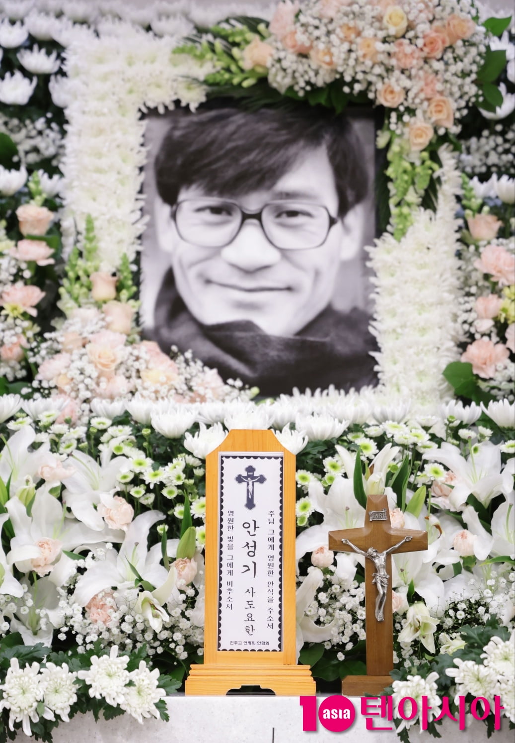 故 안성기, 국민배우 젊은시절 꽃미소만 남기고[TEN포토]