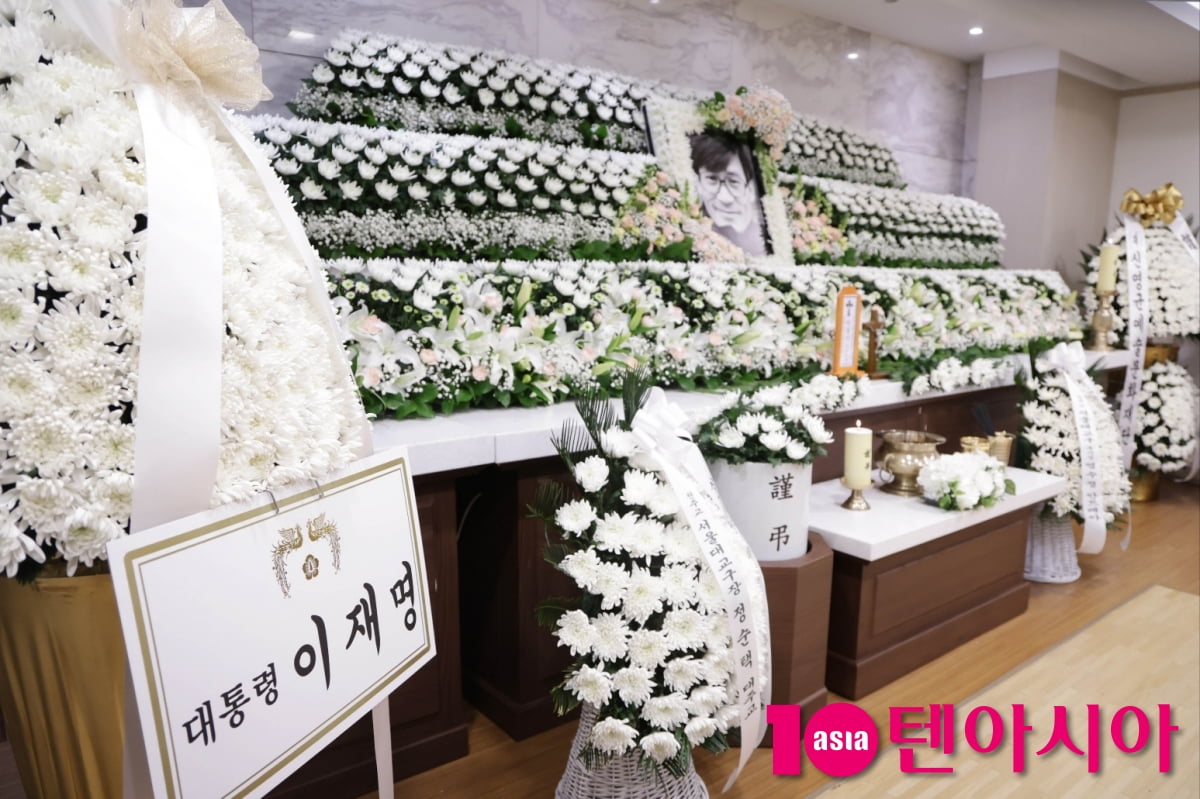 故 안성기, 국민배우 젊은시절 꽃미소만 남기고[TEN포토]