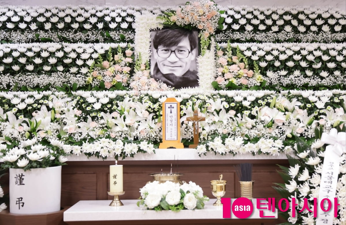 故 안성기, 국민배우 젊은시절 꽃미소만 남기고[TEN포토]