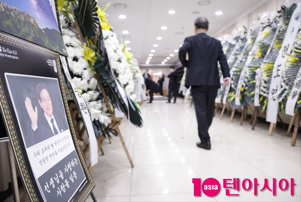 故 안성기, 국민배우 젊은시절 꽃미소만 남기고[TEN포토]