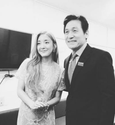 바다, 故안성기 빈소 찾았다…"결혼 축하한다고 신랑에게 국수 떠 주셨는데"