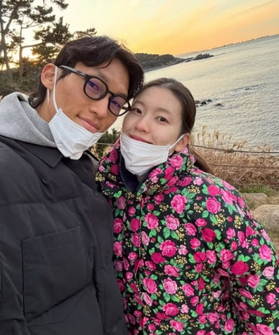 공식 석상서 임신 밝히더니…김진경, ♥연봉 20억 옆 '할머니 룩' 눈길