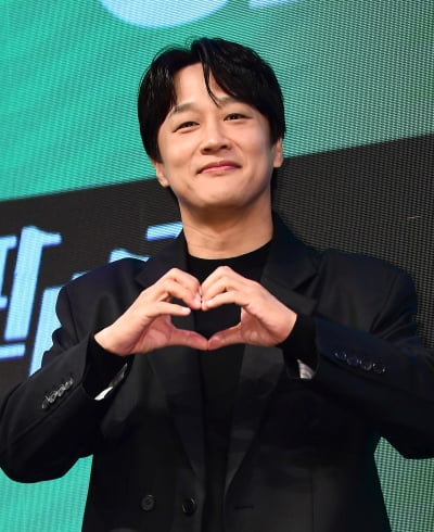 차태현, 결국 울음 터뜨렸다…녹화 중 붉어진 눈시울 "꼭 듣고 싶어" ('우발라디오')