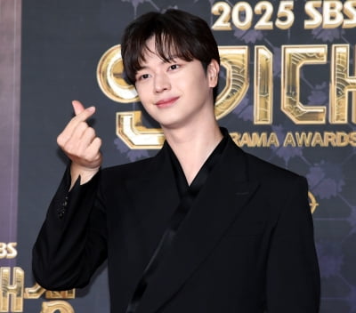 육성재, '9살 연상' 박민영과 ♥핑크빛 소식 이어 겹경사 맞았다…"타이틀 부응할 수 있게 노력할 것"