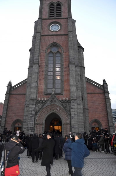 국민배우 故 안성기, 명동성당 추모 미사 엄수