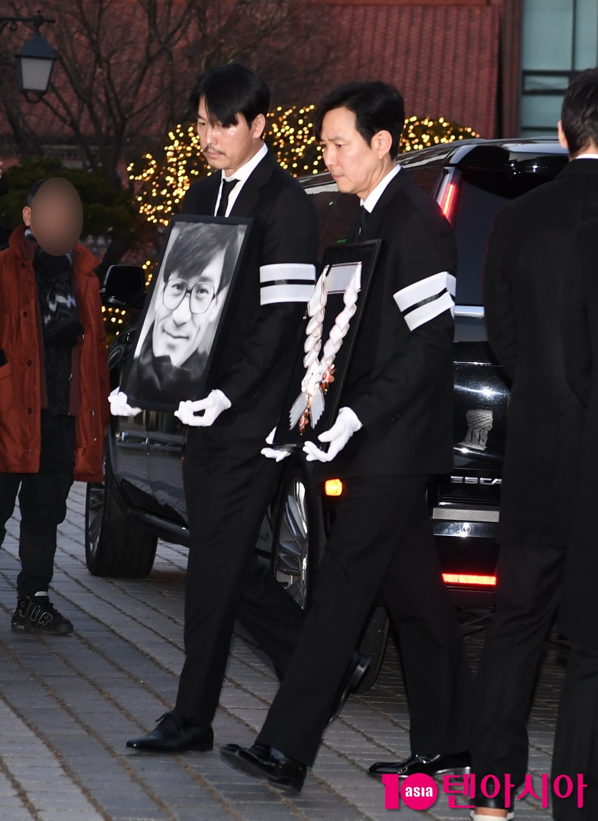 이정재-정우성, 故 안성기 마지막 가는길 함께