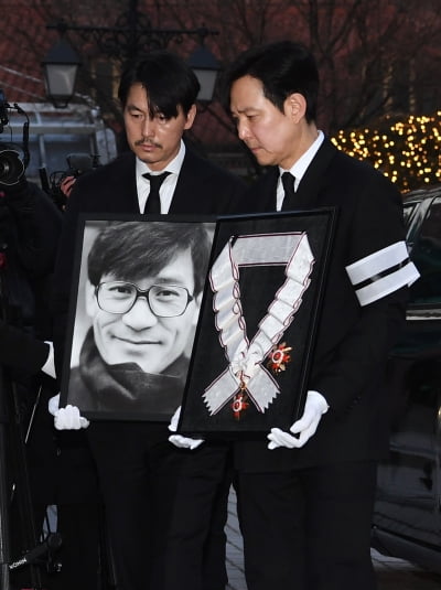 이정재-정우성, 故 안성기 마지막 가는길 함께